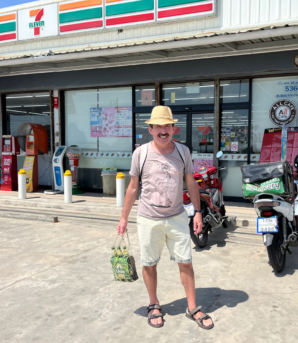 Обычно перед входом в магазин лежат развалившись на спине собаки😁