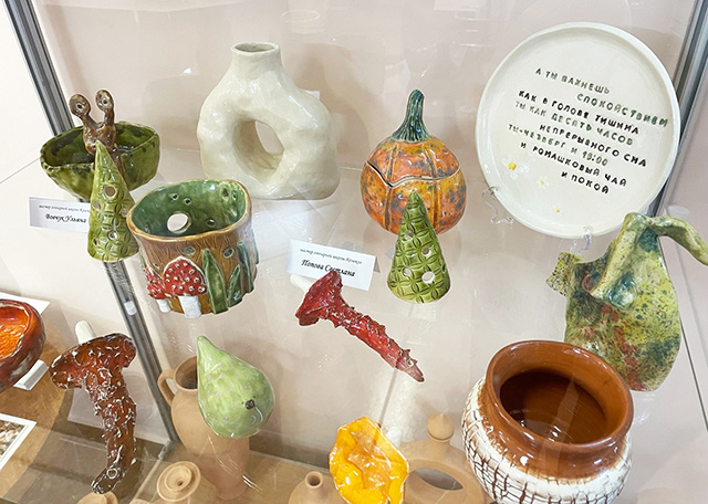 «Каждый может стать творцом». В Твери открылась выставка керамических изделий