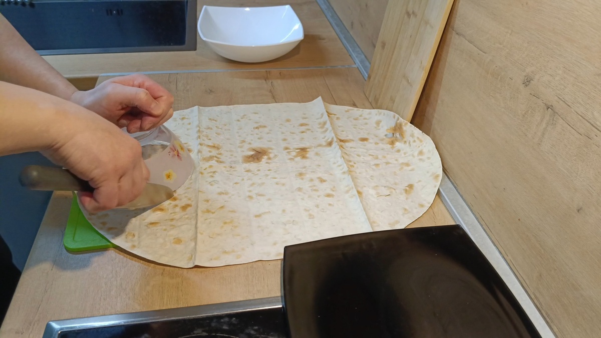 Вызераем из лаваша ровные круги