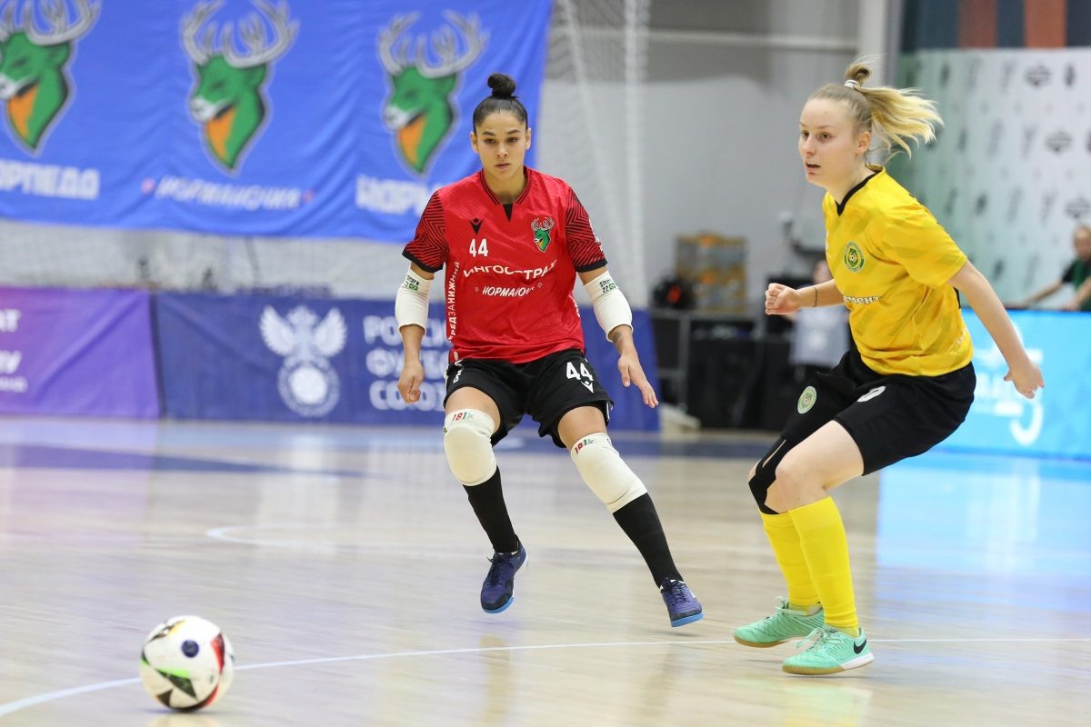    Бразильский вратарь Синара Вивиан (в красной форме) успешно дебютировала за \