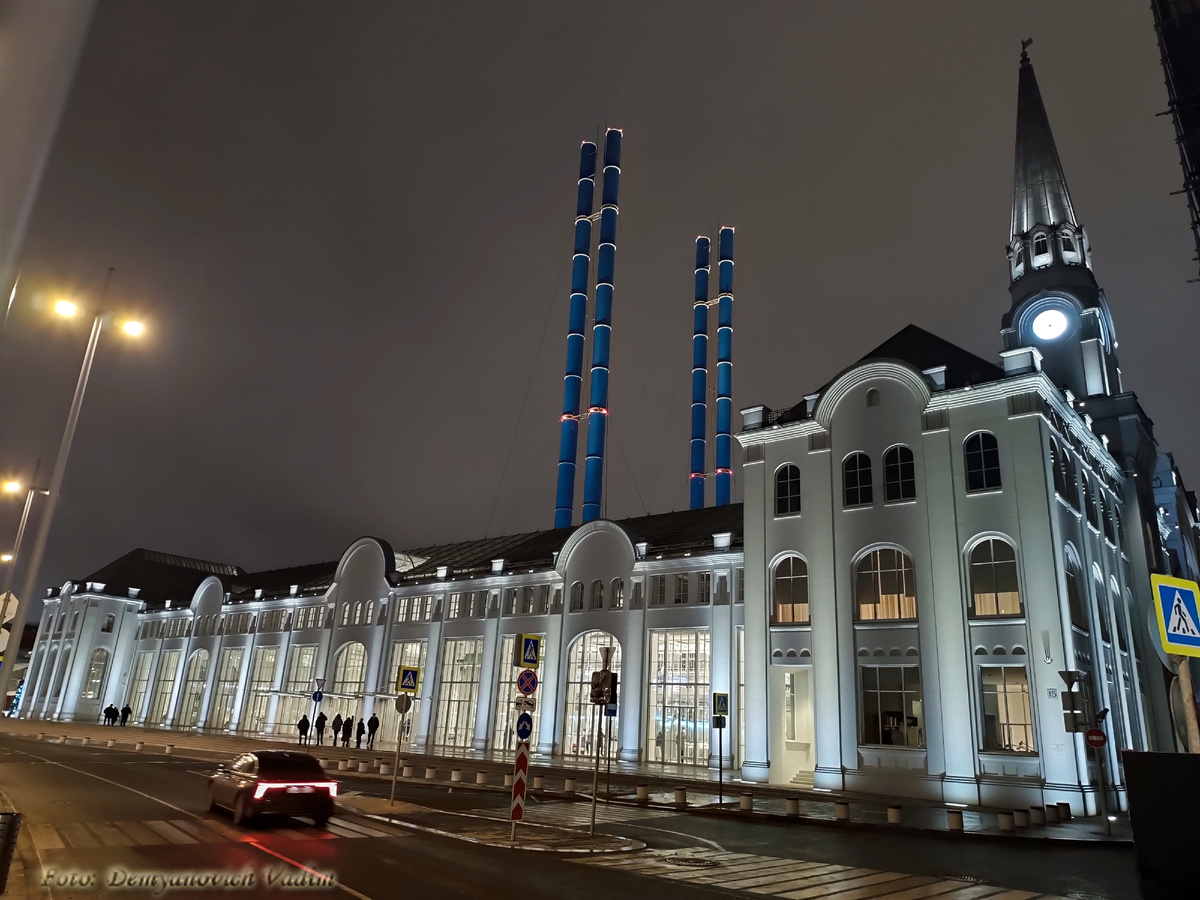 ГЭС-2 вечером.