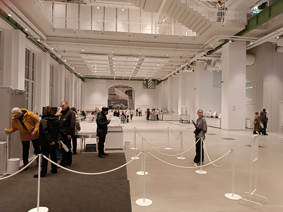 Вид слева. Сейчас только одна девушка встречает. Час пик прошел.