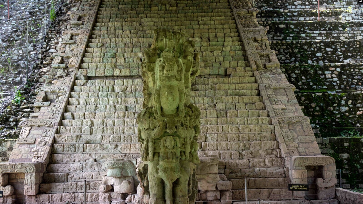 Стела М и Иероглифическая лестница на месте археологических раскопок в Копан-Руинас, Гондурас, 3 июля 2021