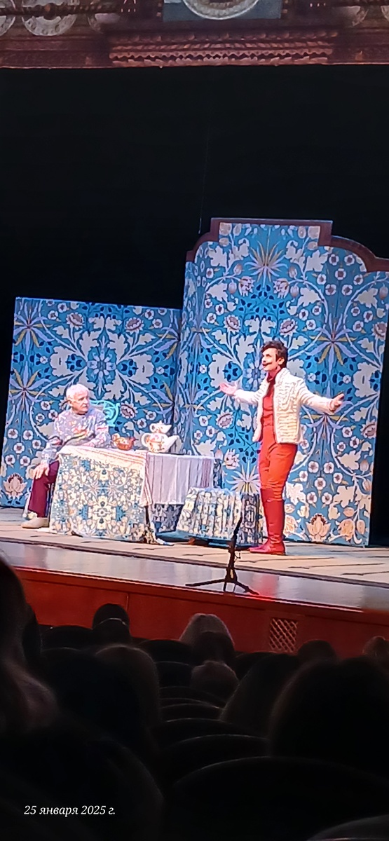 Это комедия со смыслом по пьесе Островского.С песнями,отношениями,русскими традициями,нарядами.