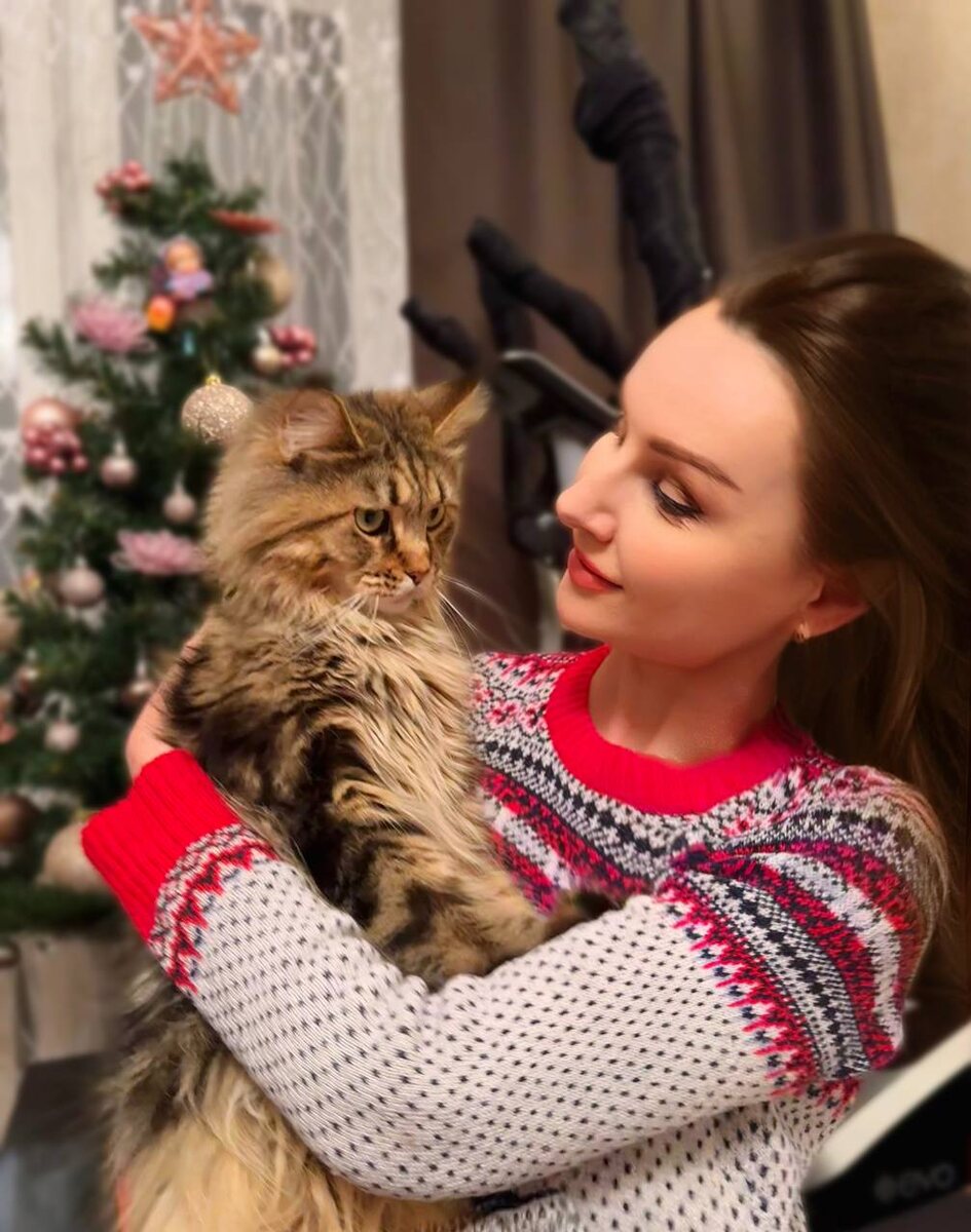 на фото ведущая прогноза погоды на канале ТВЦ Наталья Зотова 