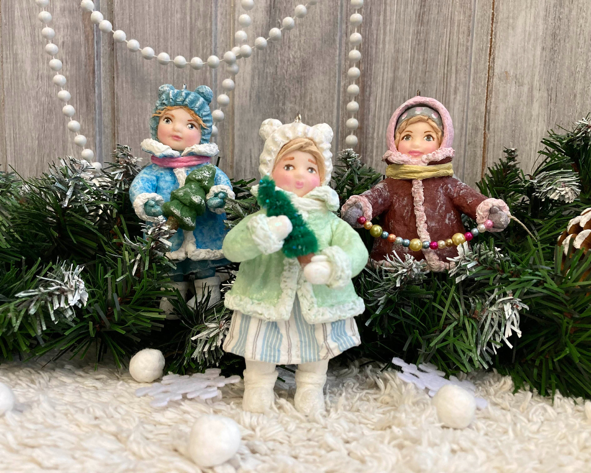 Ёлочные игрушки из ваты, высота до 12 см. Фото автора.