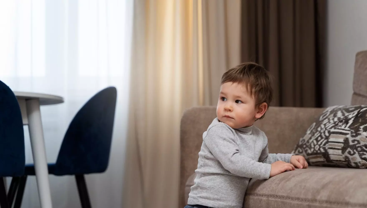 Фото: freepik.com. Ребёнок дома