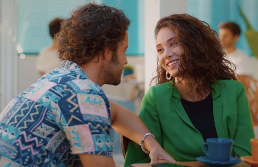 Кадр из сериала. Источник фотографии: https://zolotoy.ru/lifestyle/83911-chto-posmotret-7-serialov-dlja-romantichnoj-oseni/?show_form=2020bal