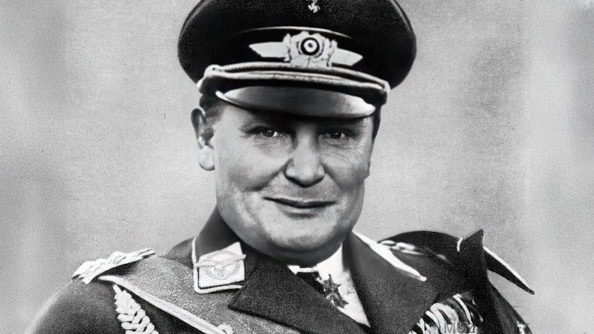 Герман Геринг
Политический, государственный и военный деятель нацистской Германии, рейхсминистр авиации, рейхсмаршал Великогерманского рейха, обергруппенфюрер СА, почётный обергруппенфюрер СС, генерал пехоты и генерал земельной полиции, международный военный преступник и один из ближайших соратников и пособников Гитлера.
