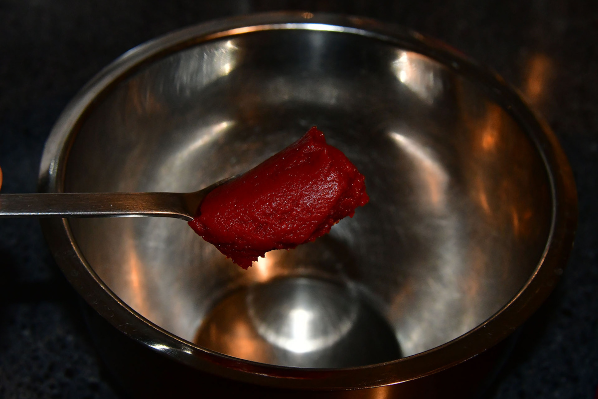 Выкладываем томатную пасту