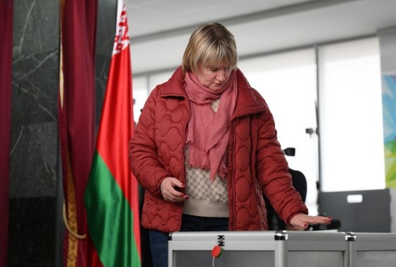    Голосование на выборах президента Белоруссии на избирательном участке в Минске