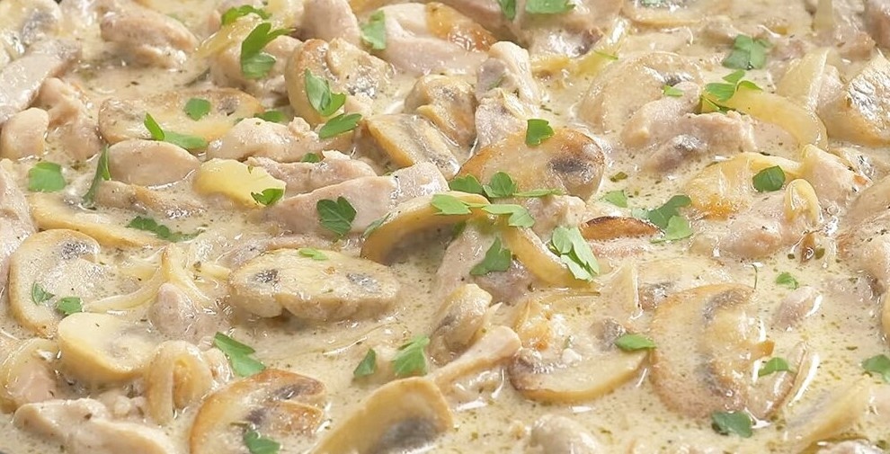 Курица с грибами в сметанном соусе