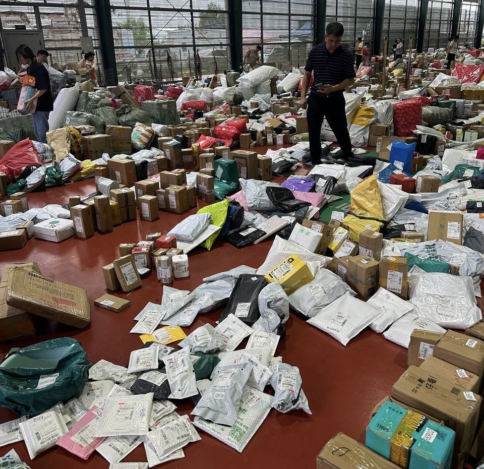 Каждый ищет свой заказ и забирает исключительно его