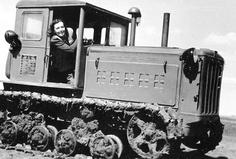В какой период СССР женщины управляли тракторами