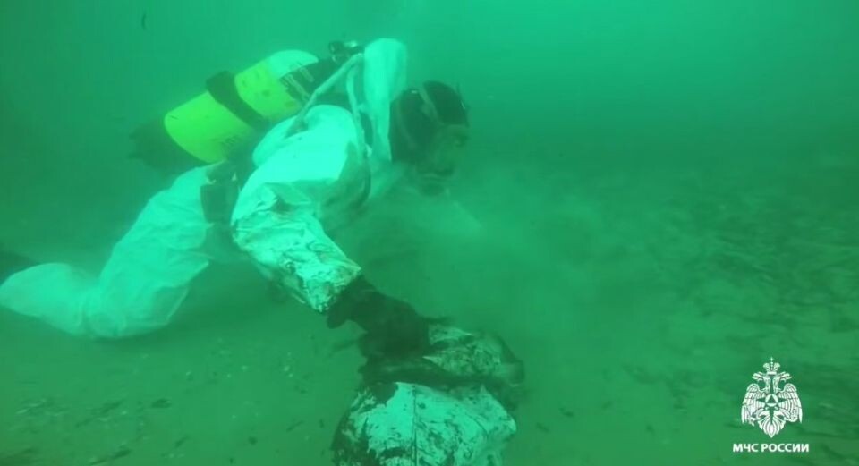    Водолазы МЧС России обследуют затонувшие части танкеров. Источник: t.me/mchs_official