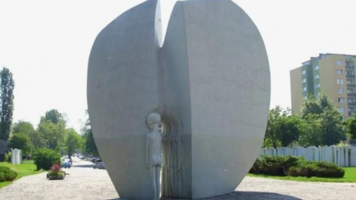 Памятник узникам лагеря: дети и большое сердце. Скрин: Ютуб.