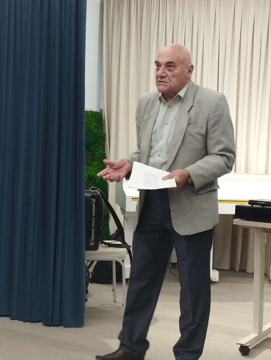 На фото автор произведения: поэт Владимир Аджемян. 