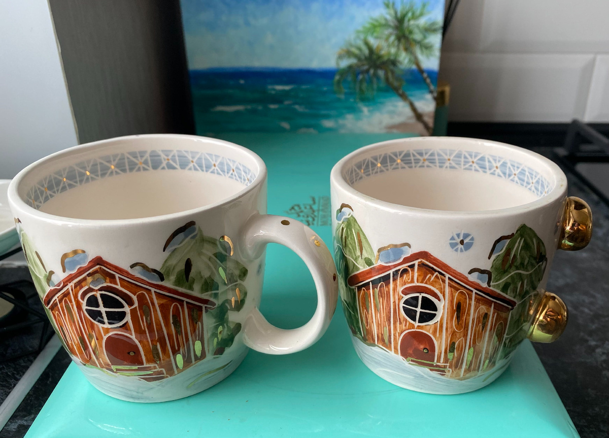 Чудесные новогодние кружки, причём у правой изначально нет ручки.