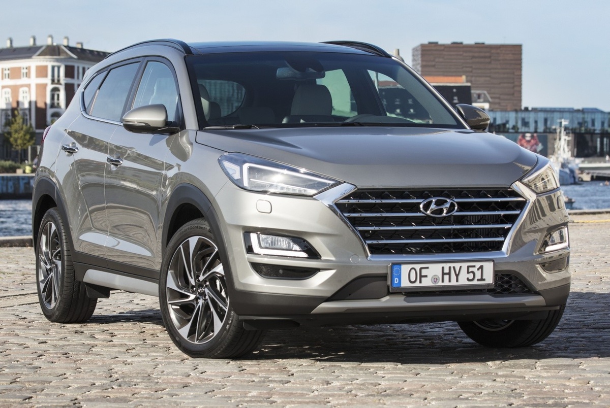 Вторым участником топа становиться Hyundai Tucson-Стильный и комфортный кроссовер, предлагающий широкий выбор двигателей и технологий.
