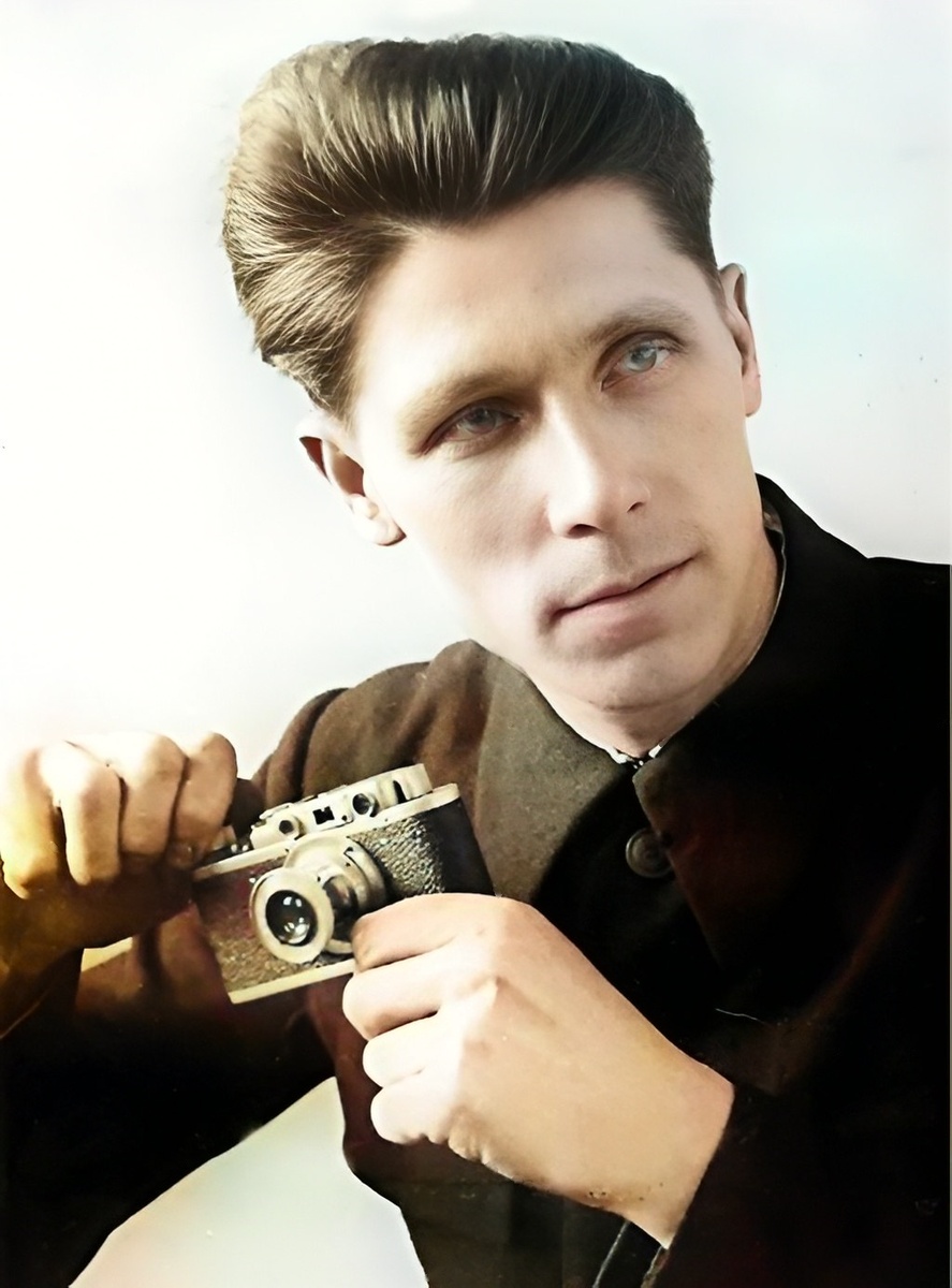 Василий Коковихин с фотоаппаратом «ФЭД»
