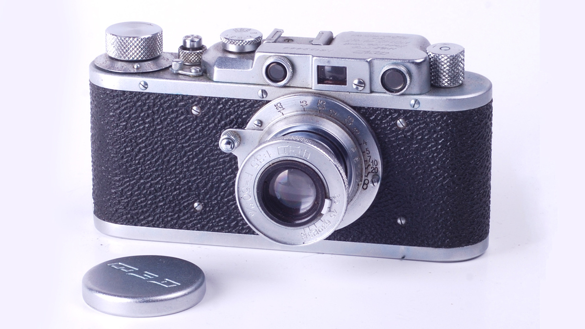 Фотоаппарат «ФЭД» (сокращение от Феликс Эдмундович Дзержинский) выпускался коммуной имени Ф. Э. Дзержинского с 1934 года в Харькове и являлся точной копией немецкого «Leica»