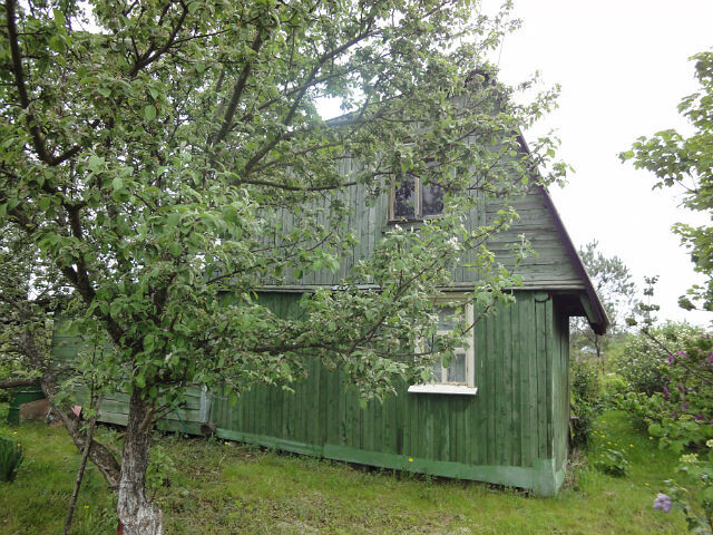 Так выглядел наш летний домик, который в некоторых местах просвечивался и в щелях была видна улица