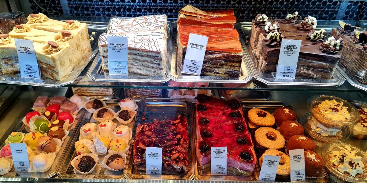 Второй сверху Dobostorta Торт Добош, третий Eszterházy torta Торт Эстерхази 