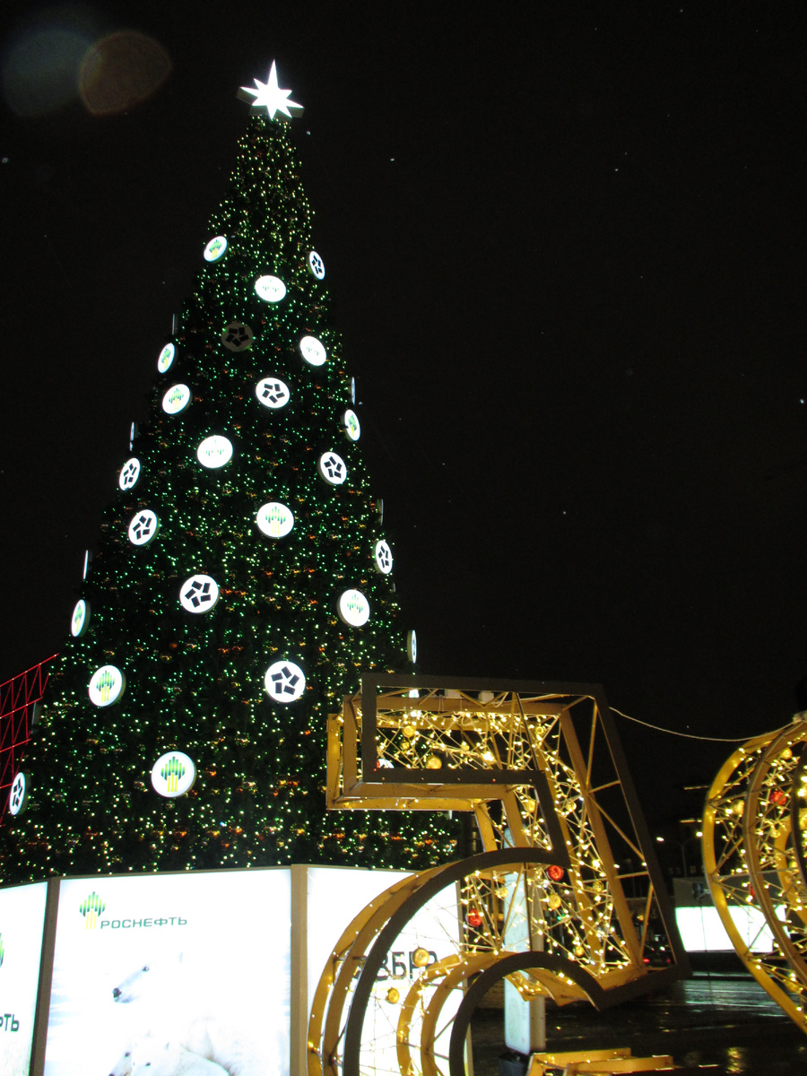 Триумфальная площадь в новогоднем убранстве