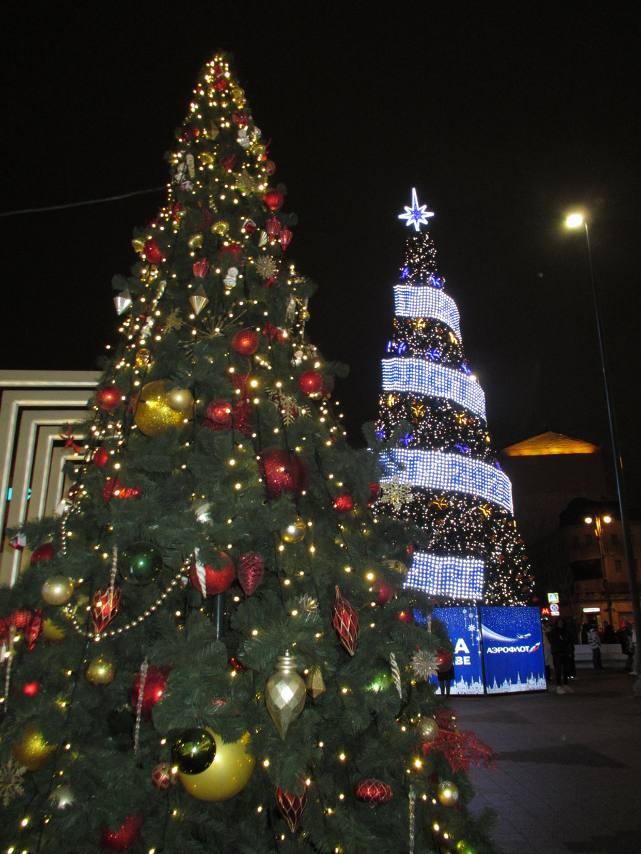Триумфальная площадь в новогоднем убранстве
