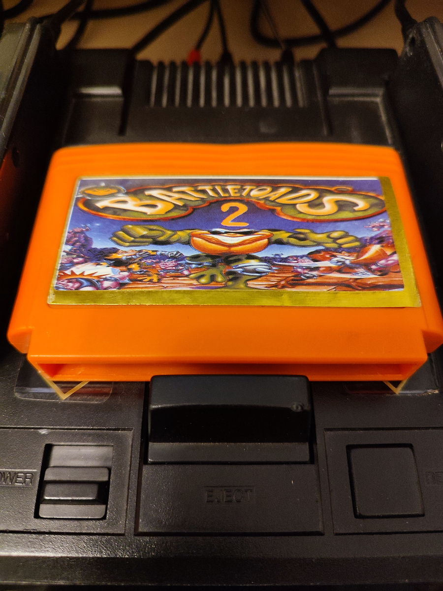 Фото сделаны мной. На фото игра . Оригинал игры "Battletoads" был разработан Rare для NES в 1991г. и позднее был портирован на другие системы компаниями Arc System Works для Mega Drive и Game Gear, Mindscape для Amiga, ACD32, Rare для GB и издан Tradewest, Sega, Nintendo, Mindscape, NCS/Masaya. Дизайнеры Тим и Крис Стэмпер, Грегг Мейлс, программист Марк Беттеридж. Фото демонстрирует начальную заставку игры, а так же общий визуальный фон игры. Подробнее об этом рассказано в статье. Все материалы принадлежат правообладателям и размещены исключительно в информационных целях.