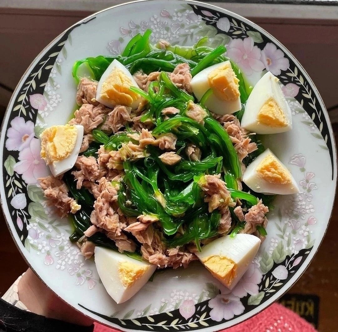  Салат. Чука, тунец в собственном соку,яйцо.