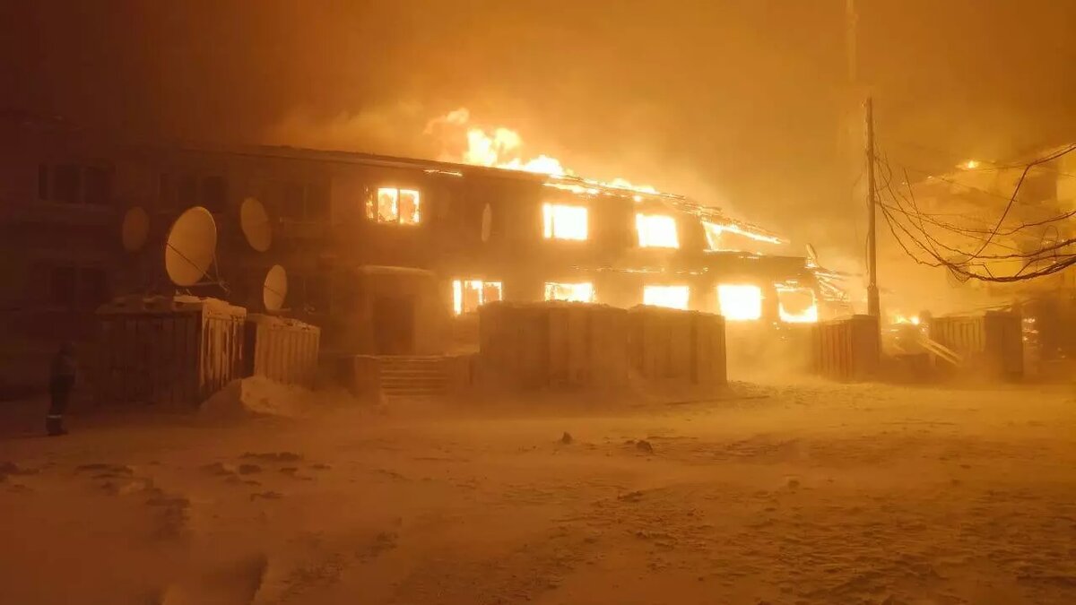 Пожар разгорался из-за пурги и сильного ветра. Источник: канал «Заря Яны/Усть-Янский район»