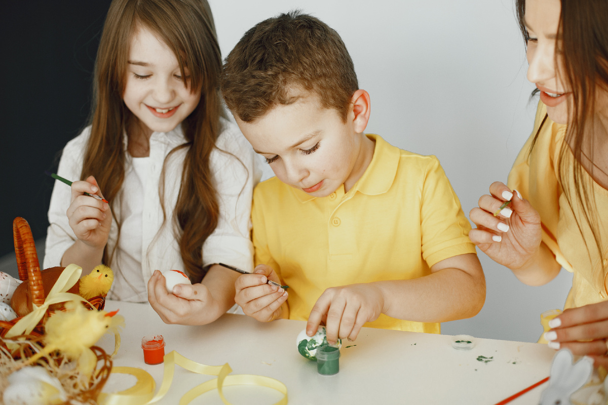 <a href="https://ru.freepik.com/free-photo/children-paint-eggs-mother-teaches-children-sitting-white-table_13272800.htm">Изображение от prostooleh на Freepik</a>