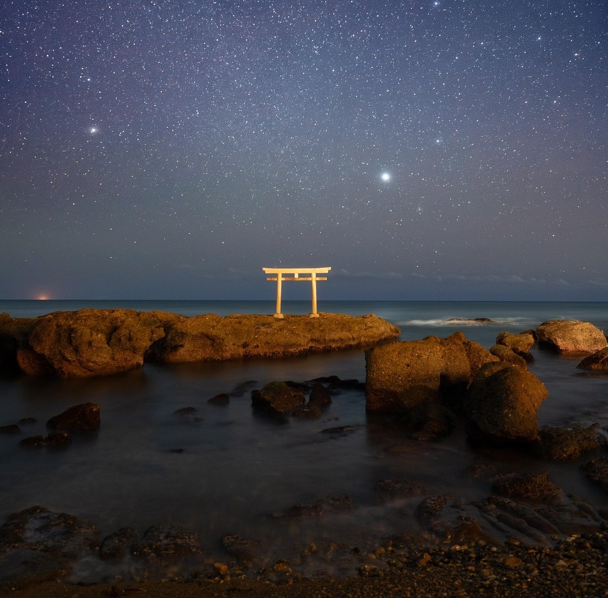 Сириус (чуть правее и центра снимка) над побережьем