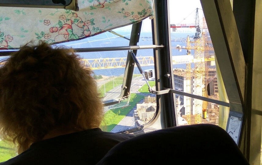 Откровения крановщицы: как рискуют женщины, работающие на высоте, и сколько они зарабатывают?