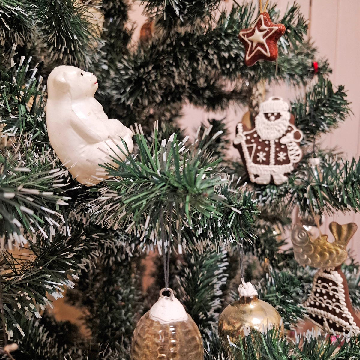 Это фото ёлки, украшенной козулями, сделано в Музее архангельского пряника. 