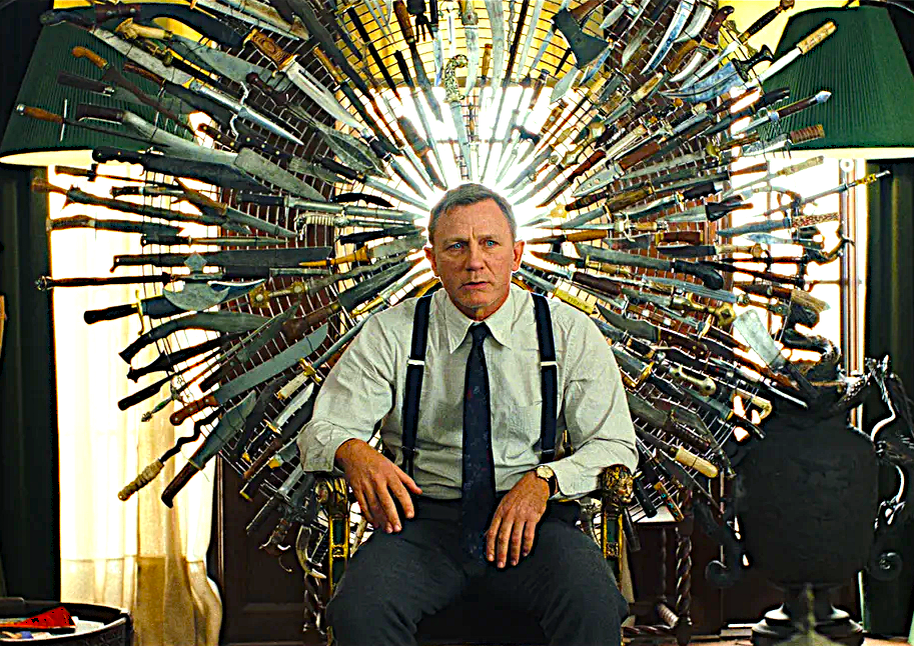 Много ножей не бывает (кадр из фильма "Достать ножи").