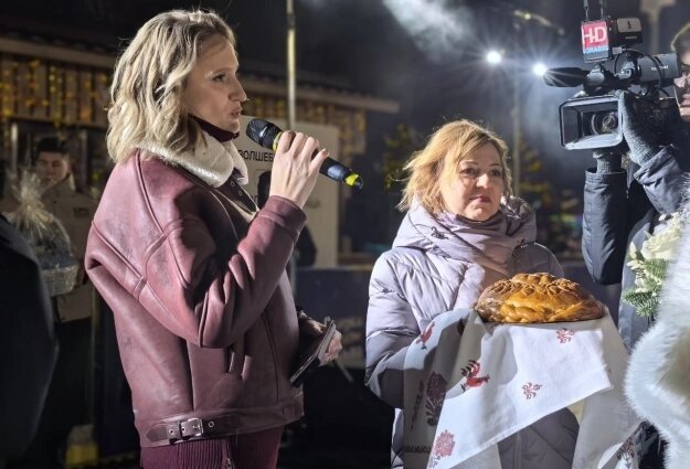    Молодожёнам предложили откусить традиционный каравай. Фото:  АиФ/ Анастасия Григорьева