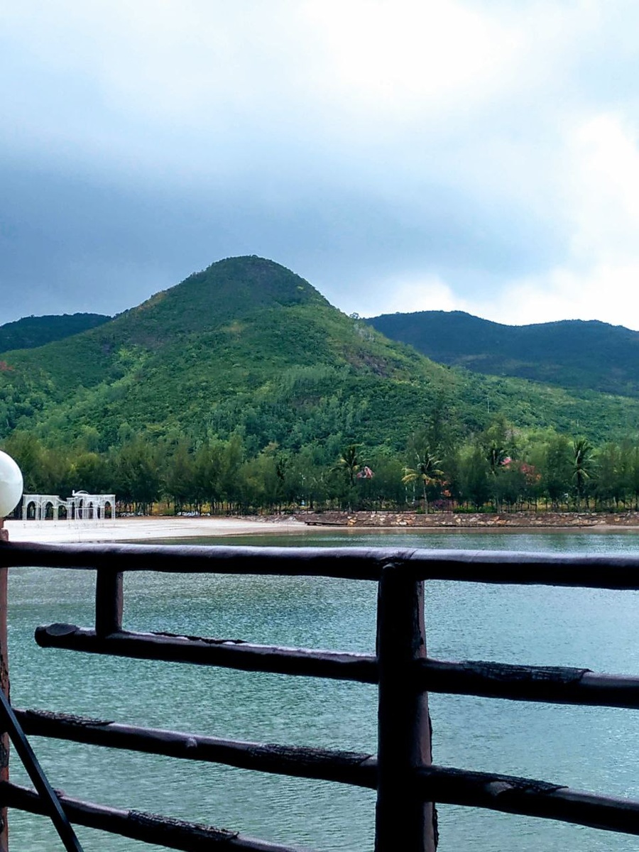 периодически было пасмурно и лил дождь