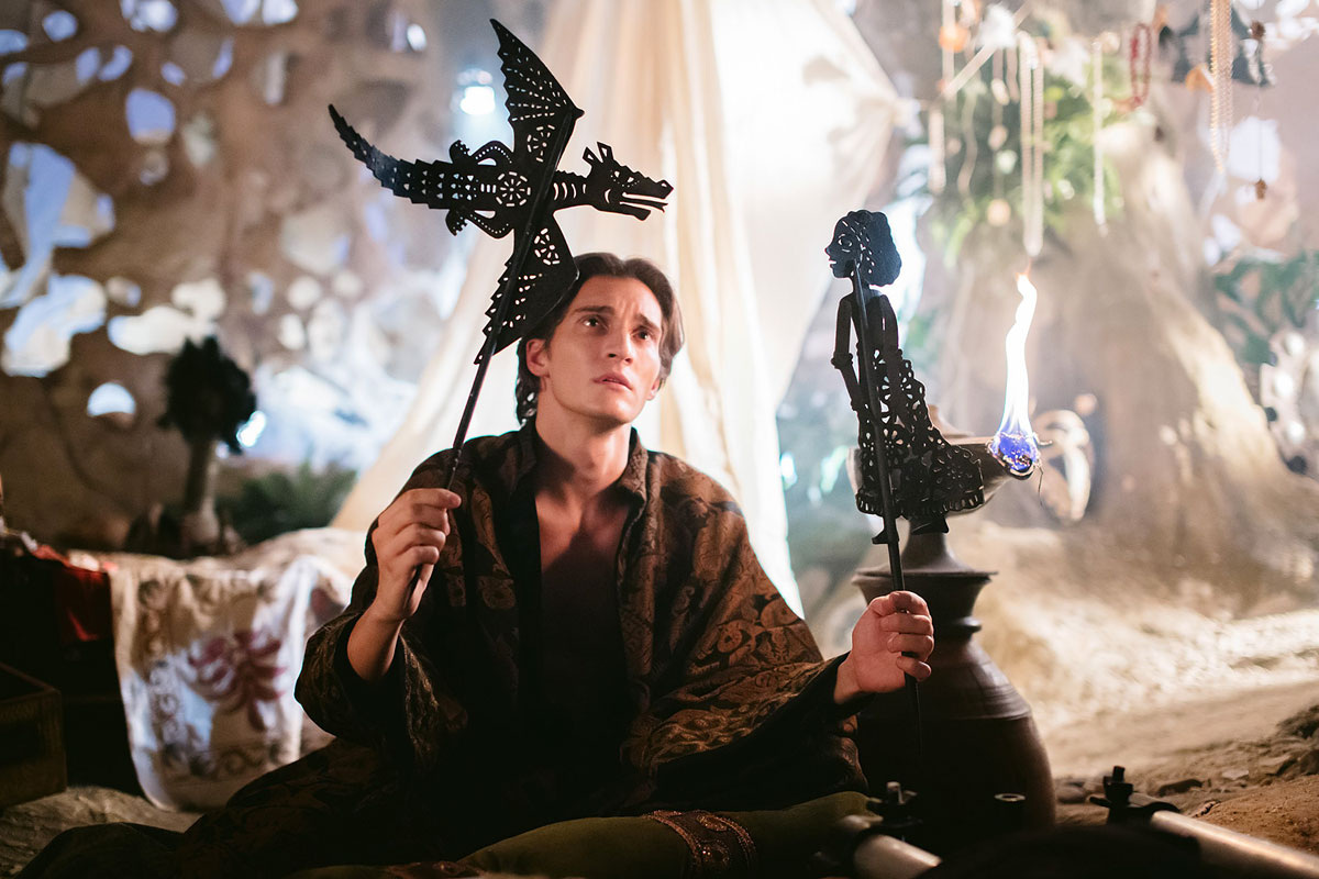 Кадры из фильма "Он - дракон" (2015).