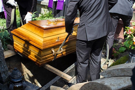 что нельзя делать на кладбище