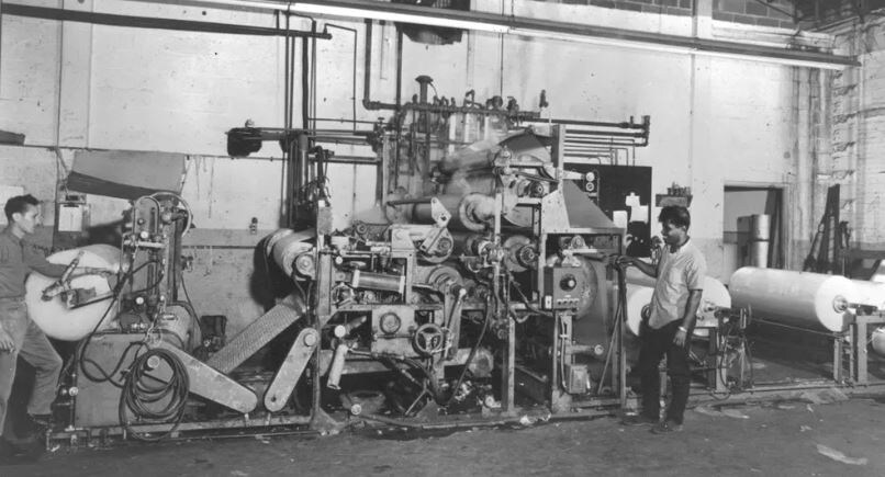 Первая производственная линия Sealed Air Corporation по выпуску AirCap (также известной как Bubble Wrap) в Хоторне, штат Нью-Джерси, примерно в 1960 г. Фото с сайта - (https://hwfielding.com/2023/01/30/happy-bubble-wrap-appreciation-day-2/)