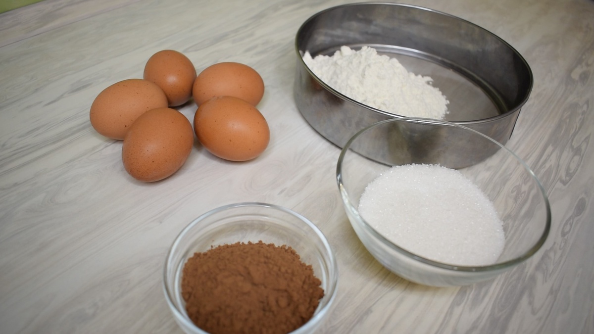 Яйца, мука, какао, соль/сахар для бисктвита