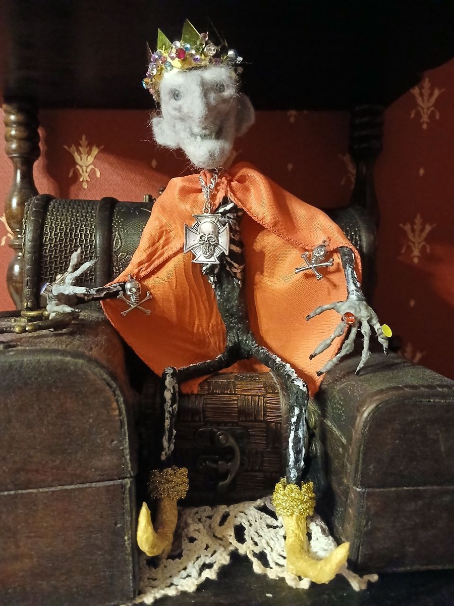 Охраняет свои сокровища.


