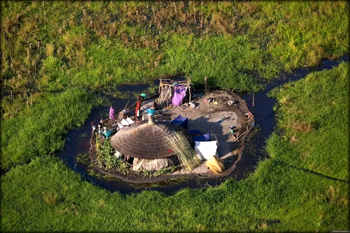 Большинство фотографий сделано с высоты птичьего полета. Приземляться и гулять здесь - любителей мало.