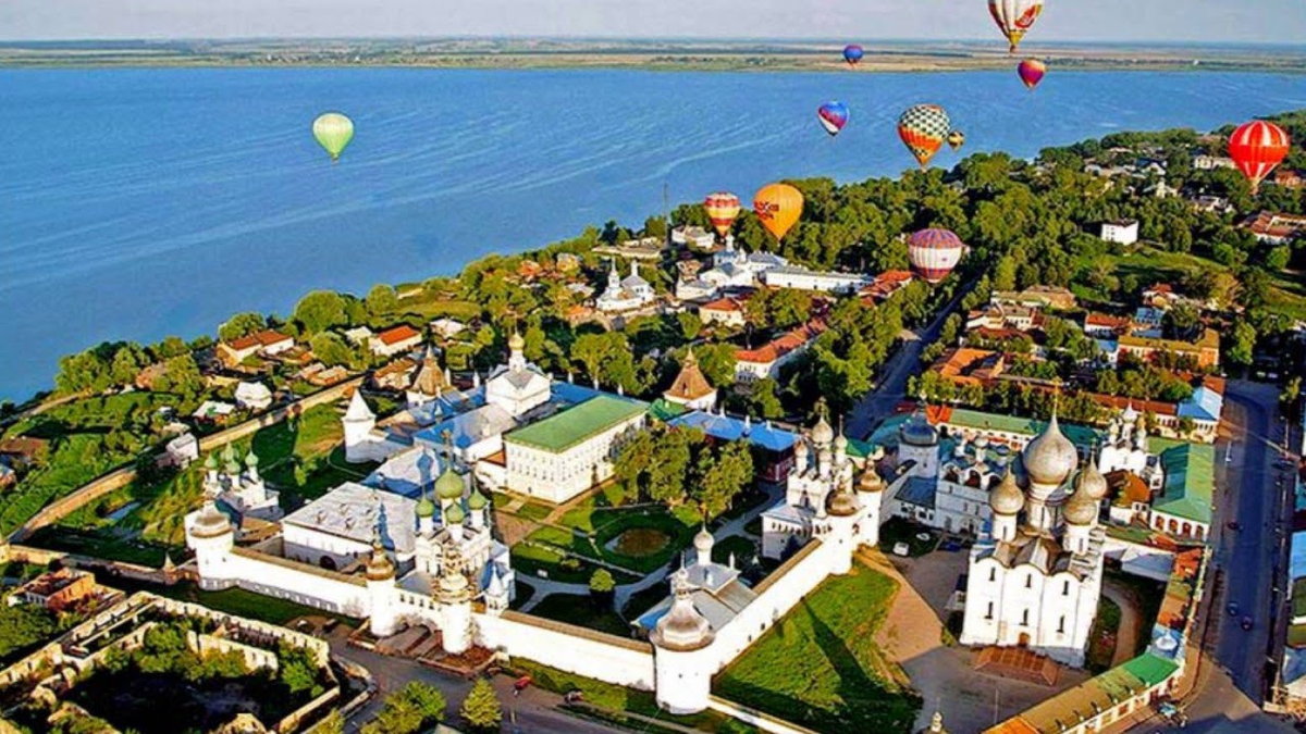 Ростов Великий Кремль на озере Неро