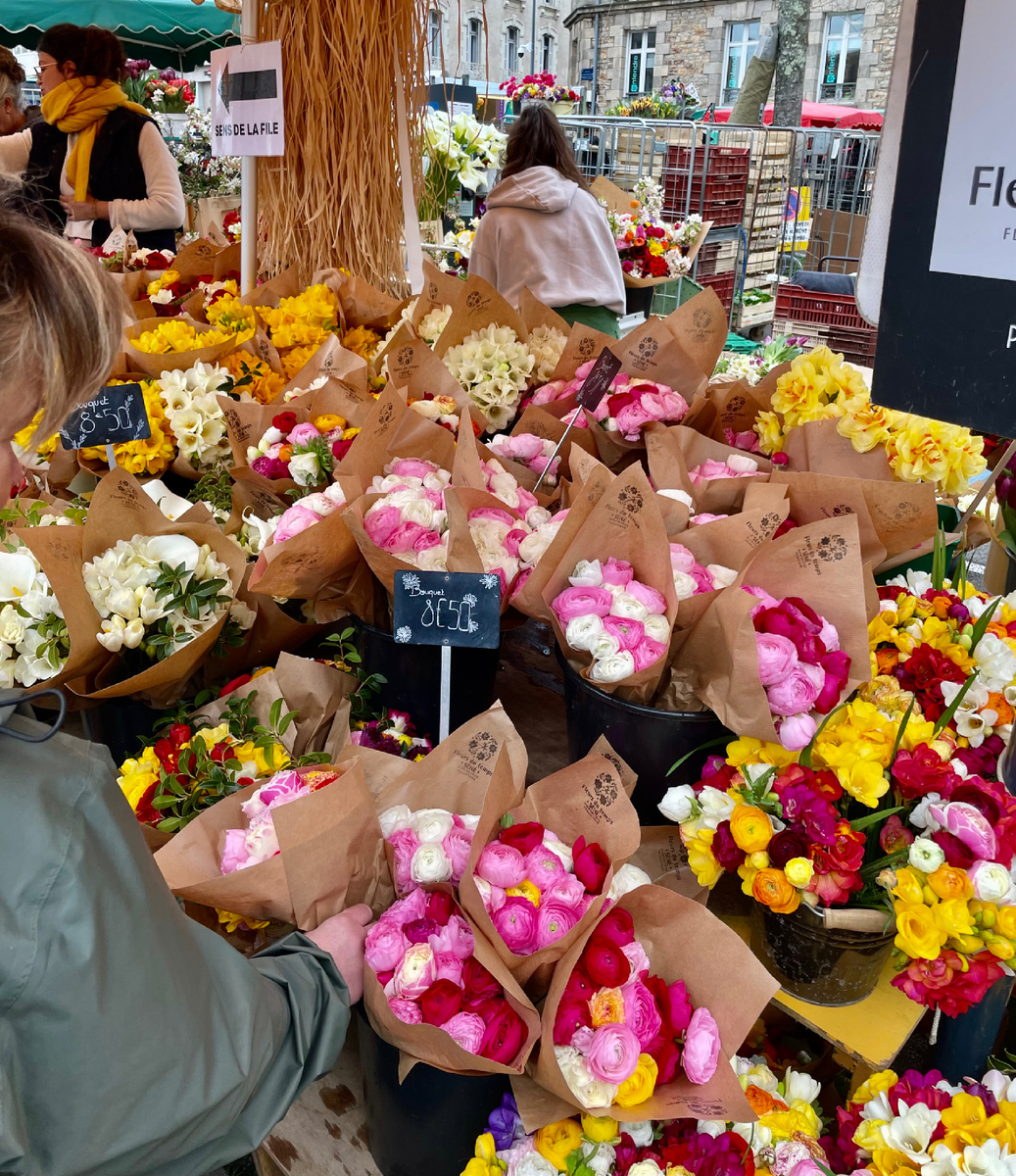 На городском рынке всегда выгоднее покупать различные букеты, а выбор цветов просто невероятный😍