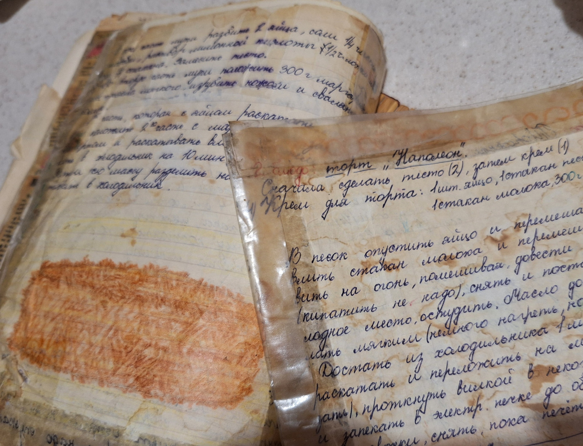 Записи со школьных лет. Когда-то тетрадь ремонтировала и подклеила  страницы скотчем. Это тоже давно было, до прихода интернета в нашу жизнь. )