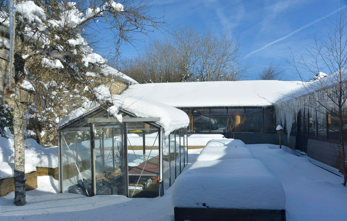 Стеклянная теплица домиком.