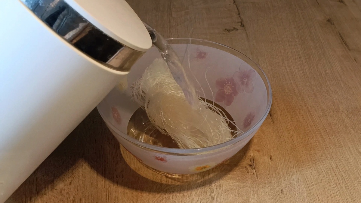 залить кипятком и оставить на 10 минут